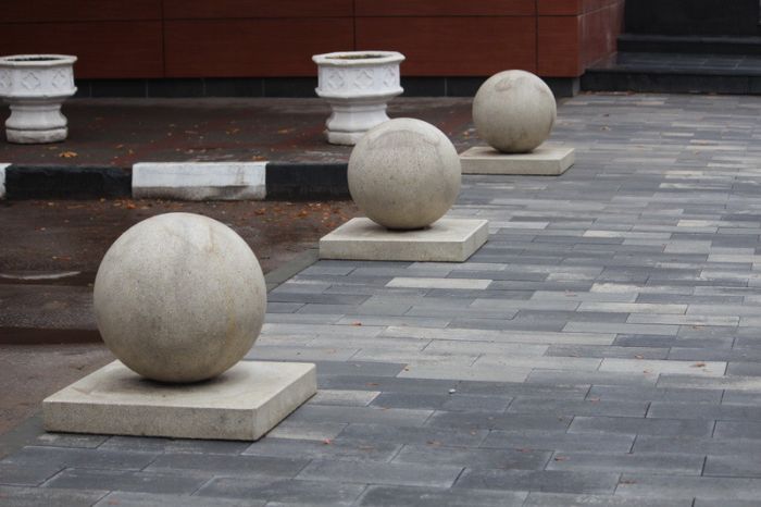 По улицам Саратова третий месяц катаются тяжелые железобетонные шары (9 фото)