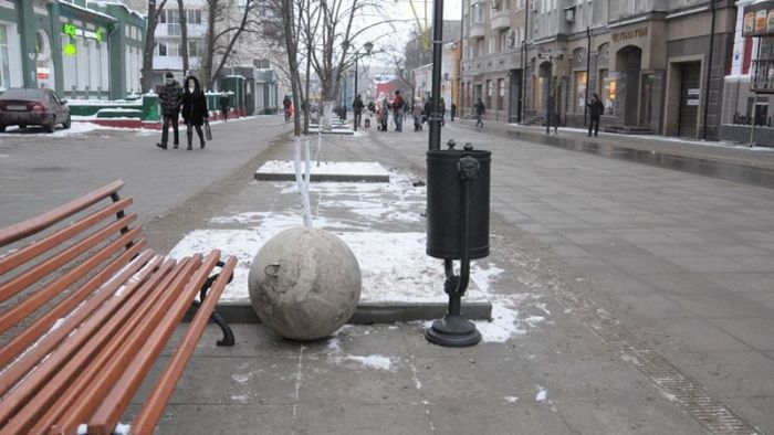 По улицам Саратова третий месяц катаются тяжелые железобетонные шары (9 фото)