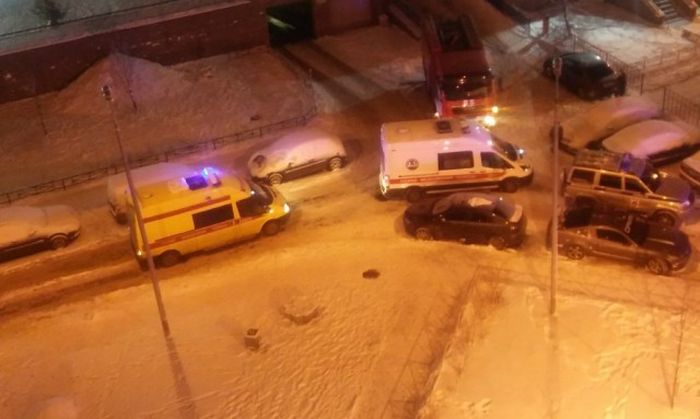 В Санкт-Петербурге девушка за рулем Lexus не пропустила пожарных и скорую (6 фото)