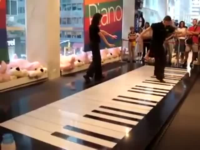 Потрясающая игра на напольном пианино
