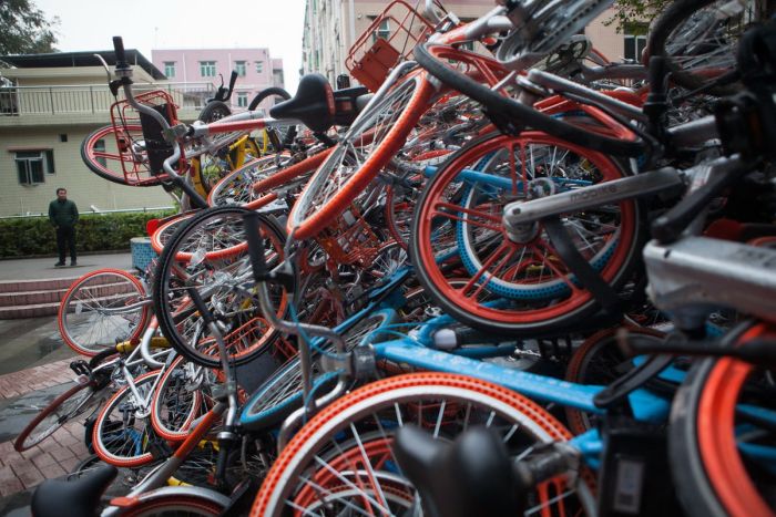 «Свалки» прокатных велосипедов в Китае (4 фото)