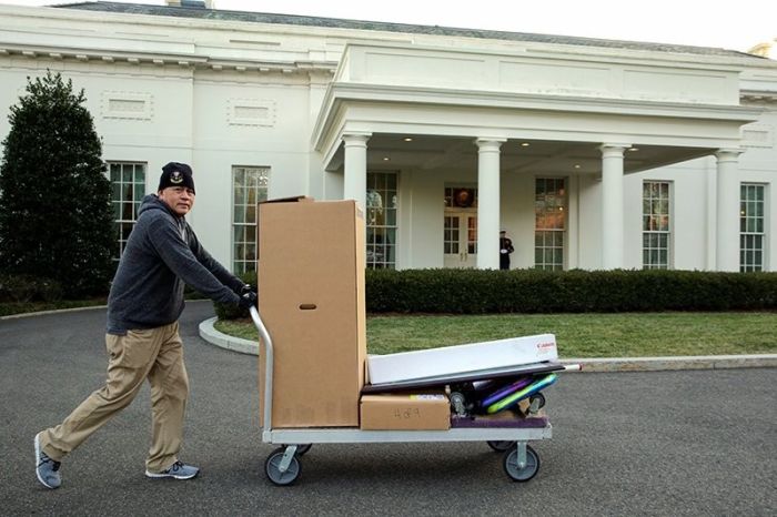 Из Белого дома вывезли личные вещи Барака Обамы (5 фото)