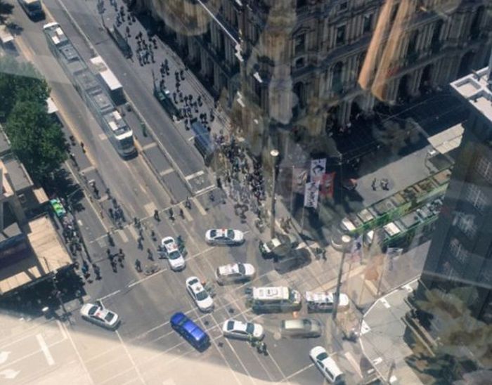 В Мельбурне водитель легкового автомобиля намеренно въехал в толпу людей (5 фото + видео)