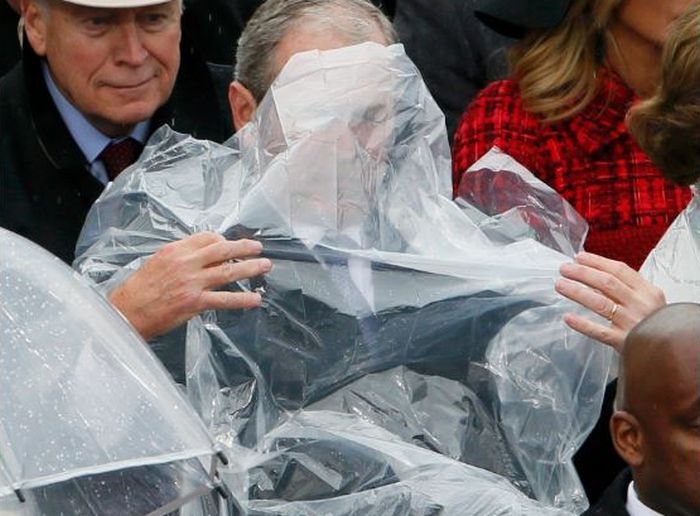 Битва Джорджа Буша-младшего с дождевиком на инаугурации Трампа (4 фото)