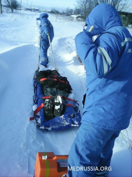 В Республике Коми врачам пришлось тащить пациента в больницу по снегу (3 фото)
