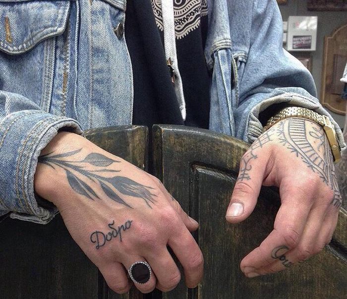 Необычные послания в татуировках (22 фото)
