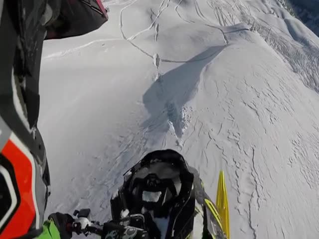 Экстремальный прыжок на снегоходе