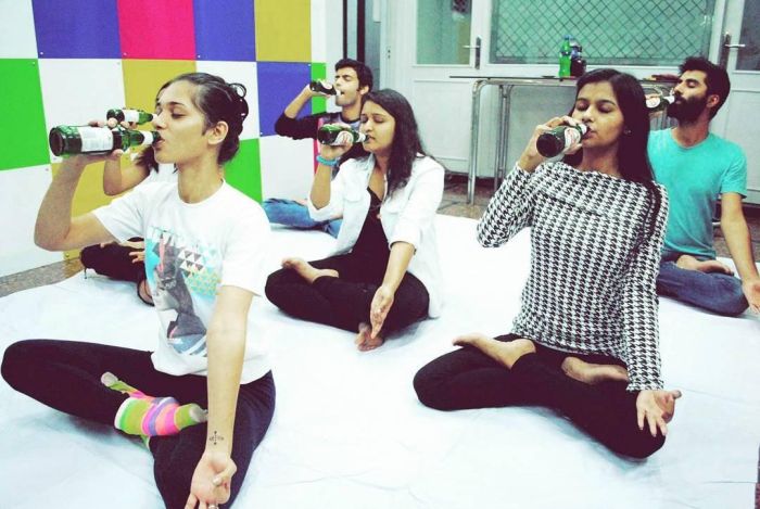 «Пивная йога» становится все более популярной и распространенной (10 фото)