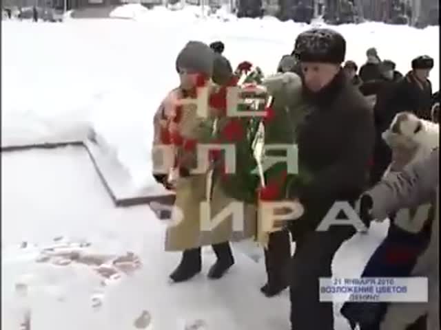 Пенсионеры возлагают цветы к памятнику Ленину
