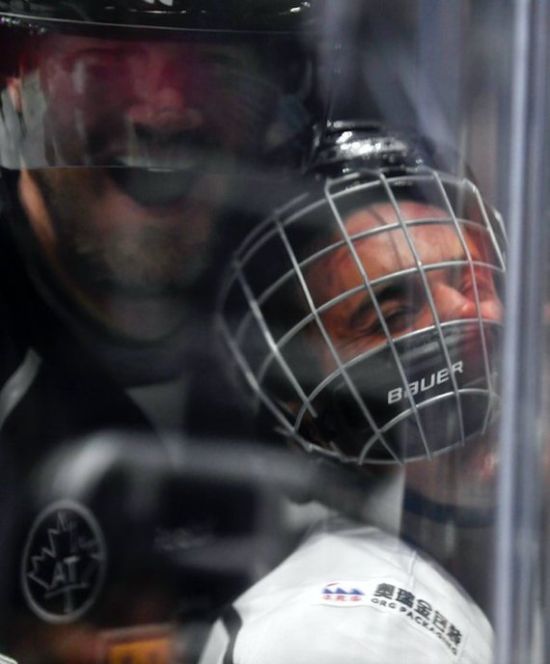 Хоккеист Крис Пронгер впечатал в ограждение Джастина Бибера (2 фото)