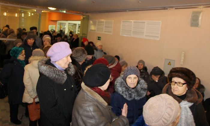 В Архангельске выдача электронных проездных стала причиной гигантской очереди (4 фото)