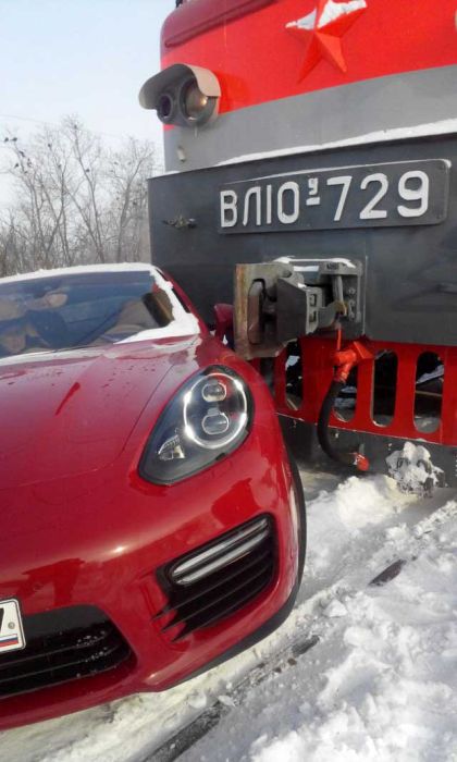 В Тольятти поезд столкнулся с автомобилем Porsche Panamera (4 фото)