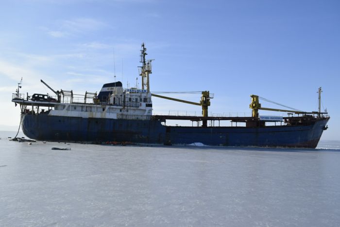 У Владивостока брошенный сухогруз вмерз в Амурский залив (7 фото)