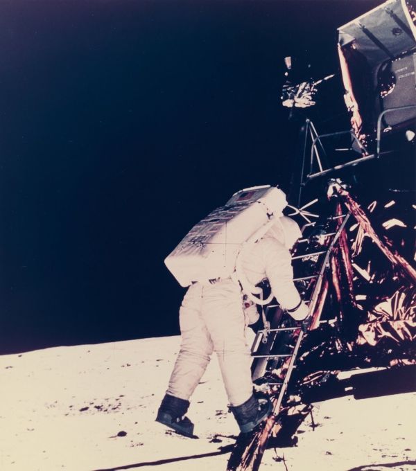 NASA продаст редкие фото из космоса и с Луны (9 фото)