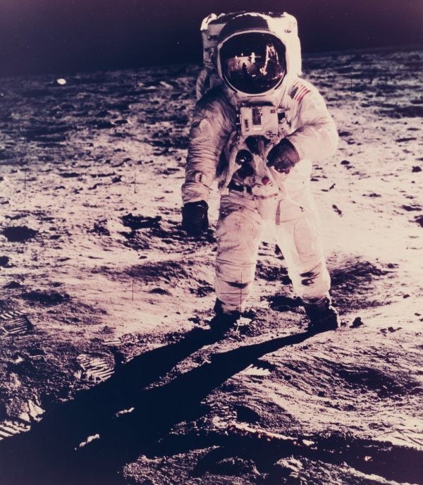 NASA продаст редкие фото из космоса и с Луны (9 фото)