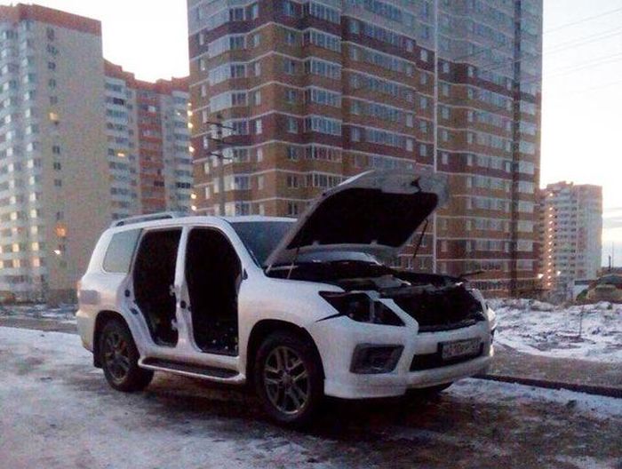 В Ростове-на-Дону автоворы разобрали внедорожник Lexus (7 фото)