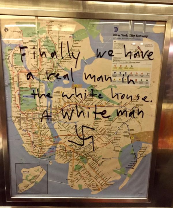 Пассажиры нью-йоркского метро очистили вагон от свастики и расистских надписей (5 фото)