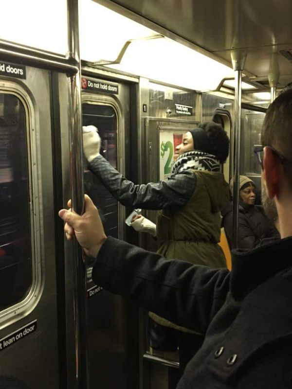 Пассажиры нью-йоркского метро очистили вагон от свастики и расистских надписей (5 фото)