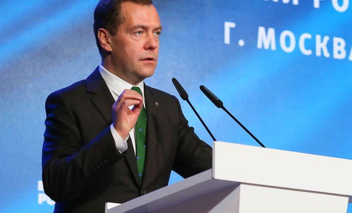 Медведев надел зеленый галстук с голубыми мопедами (4 фото)
