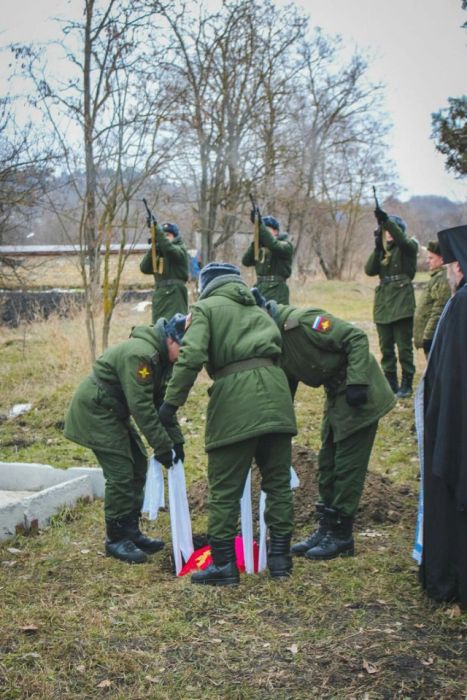 Захоронение останков советского солдата (17 фото)