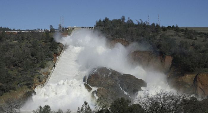 Самая большая плотина США, в Калифорнии разрушается (12 фото)