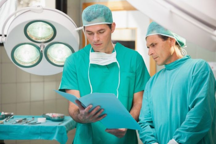 Почему хирурги носят только зеленую и синюю форму (фото + текст)