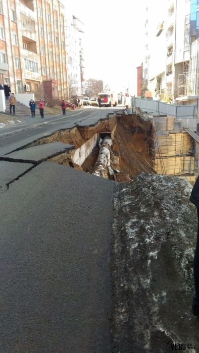 Обрушение дороги на Станюковича из-за строительных работ (10 фото + видео)
