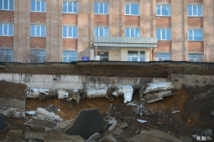 Обрушение дороги на Станюковича из-за строительных работ (10 фото + видео)
