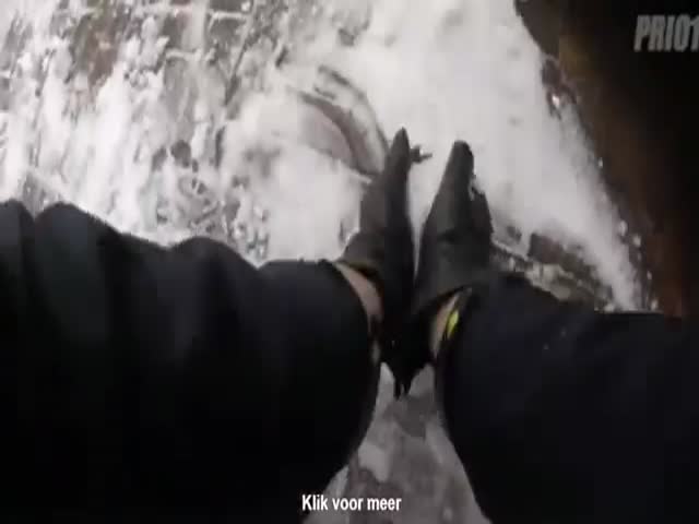 Полицейский из Голландии сыграл в снежки с детьми