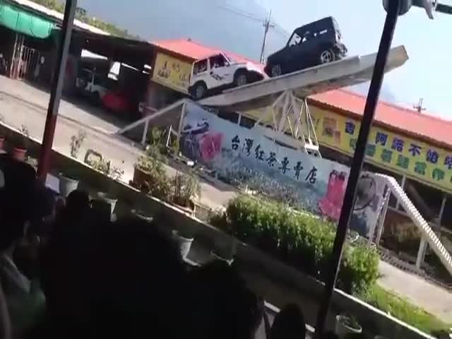 Опасный автомобильный качели в Китае