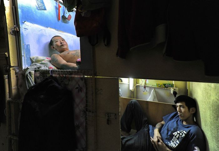 Условия жизни людей в Гонконге (10 фото)