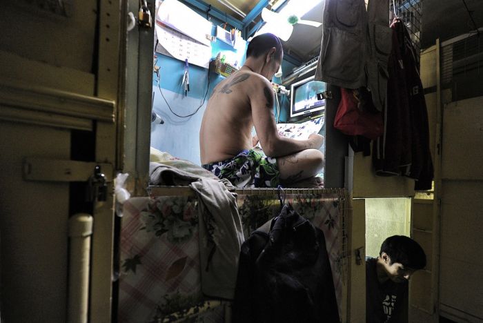 Условия жизни людей в Гонконге (10 фото)