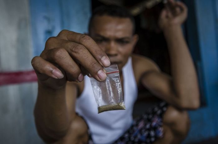 Как нелегально добывают золото в Индонезии (12 фото)