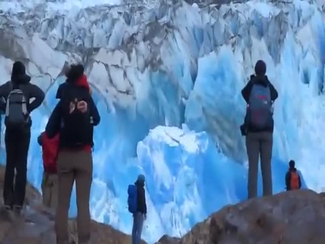 Обрушение массивной части ледника на глазах у туристов