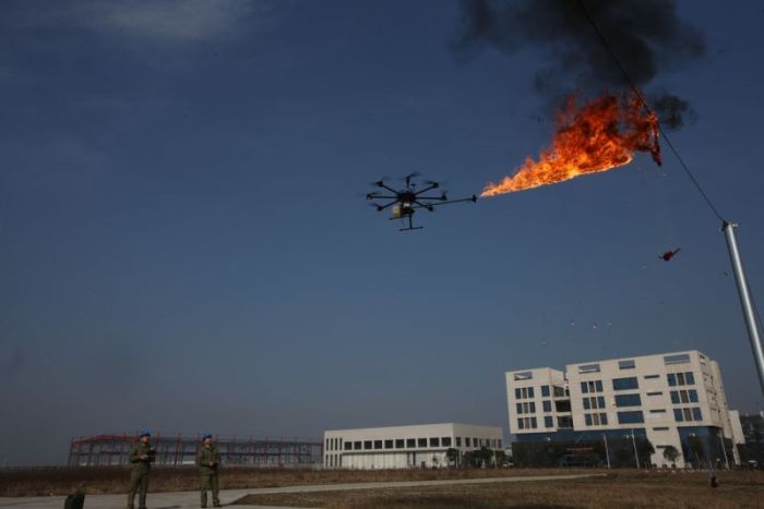 В Китае для уничтожения мусора на ЛЭП будут использовать дроны с огнеметами (4 фото)