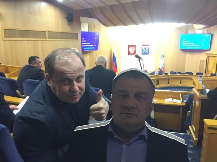 На заседание Заксобрания Ленобласти принесли картонную копию депутата Владимира Петрова (3 фото)