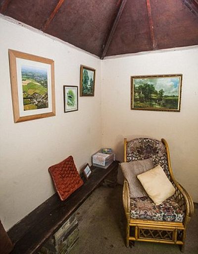 В британской деревне появилась «самая уютная в мире» автобусная остановка (6 фото)
