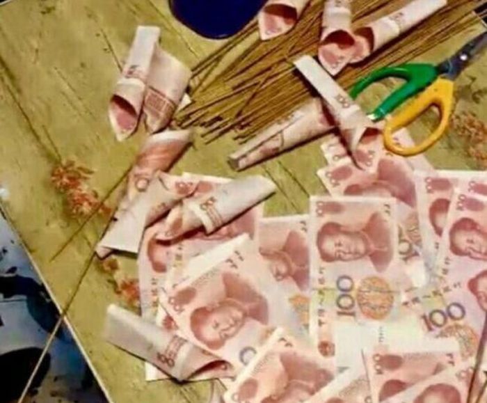 Китаец подарил девушке букет из денег (3 фото)