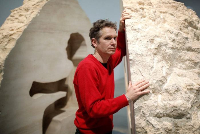 Французского художника замуровали в 12-тонном камне (6 фото)