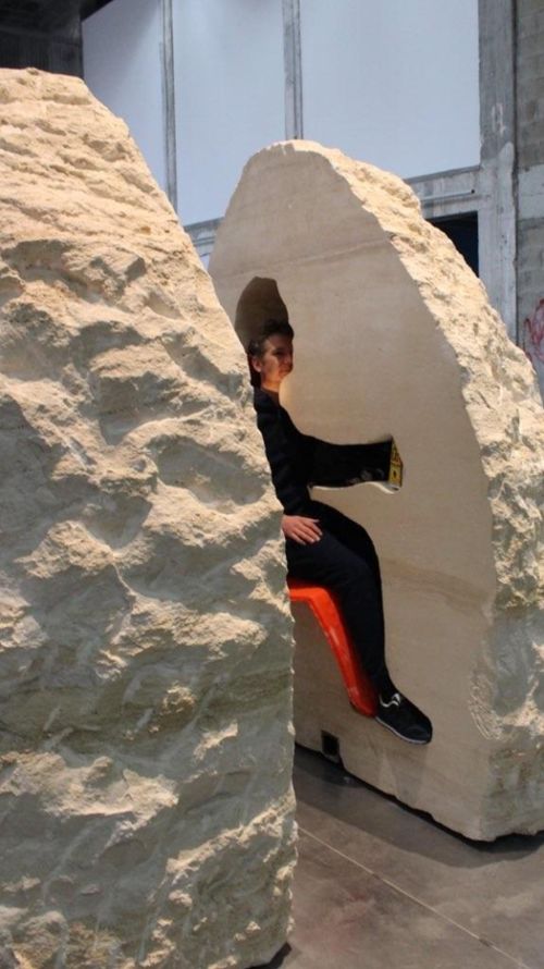Французского художника замуровали в 12-тонном камне (6 фото)