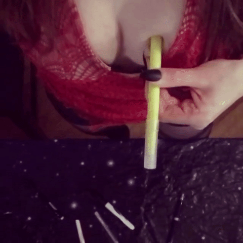 Флешмоб со «стрельбой» ручками при помощи груди (8 гифок)