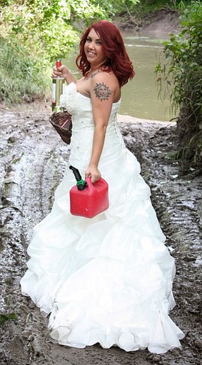 Девушка отпраздновала развод фотосессией с уничтожением свадебного платья (8 фото)