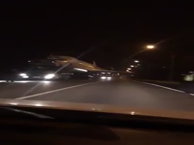 В Караганде по дороге буксировали пассажирский самолет