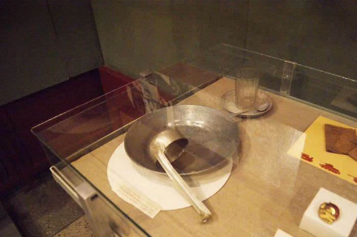 История простой металлической тарелки, хранящейся в музее Челябинского тракторного завода (2 фото)