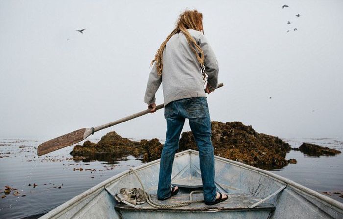 Жизнь вдали от цивилизации на отдаленном острове у берегов Аляски (15 фото)