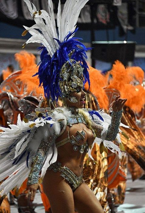 Самба, красота и энергия: выступление спортивных девушек на карнавале Бразилии