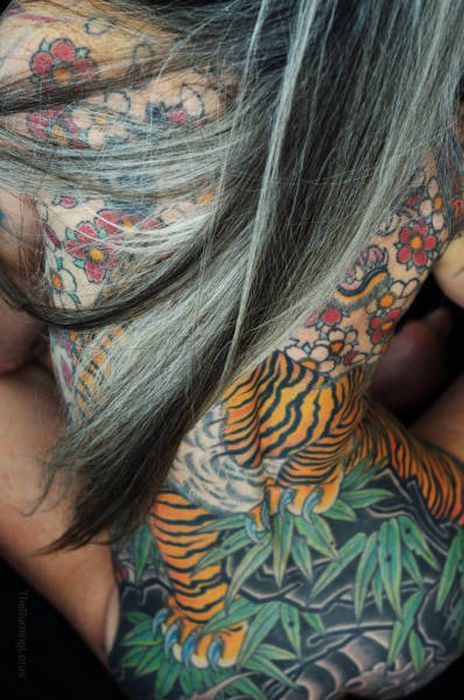 56-летняя любительница татуировок из Техаса (10 фото)