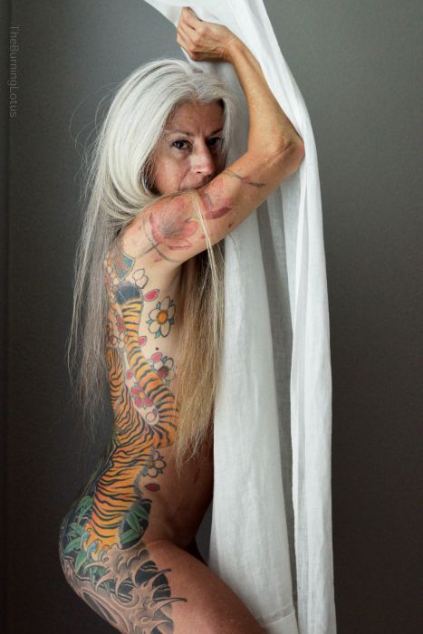 56-летняя любительница татуировок из Техаса (10 фото)