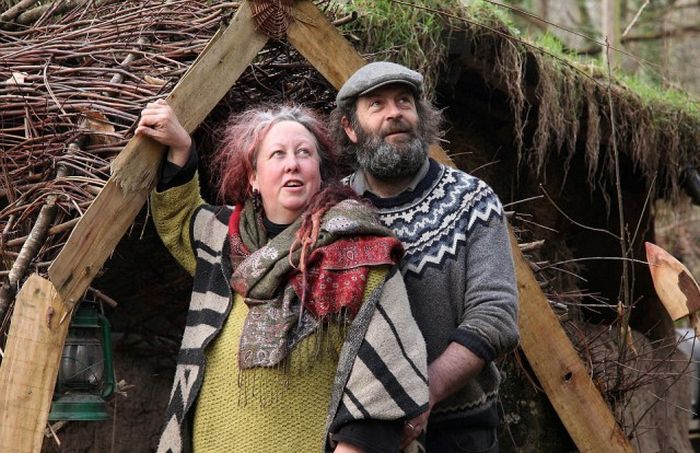 В Великобритании супружескую пару выселяют из экологичного дома в лесу (16 фото)