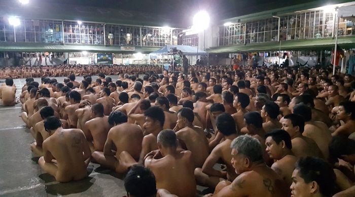 Жесткий обыск в филиппинской тюрьме возмутил правозащитников (3 фото)